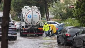 İzmir’de Sağanak Etkisini Gösterdi; Trafikte Aksama, Caddelerde Su Birikintileri