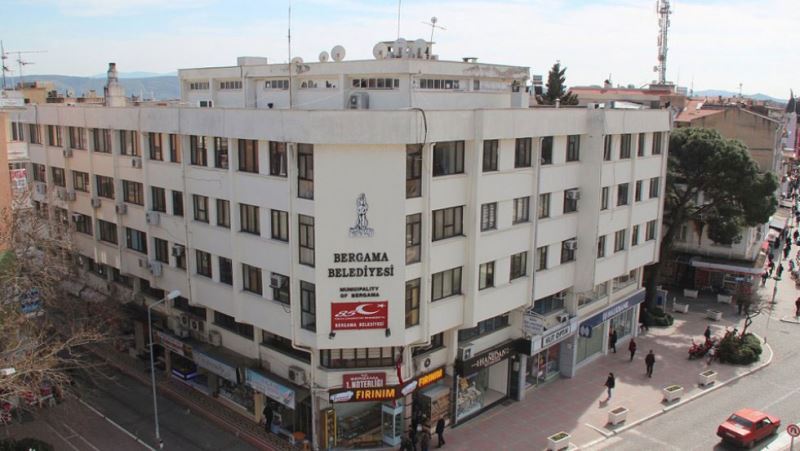 Deprem nedeniyle bosaltilan Bergama Belediye binasi için karar, bu ay sonunda verilecek